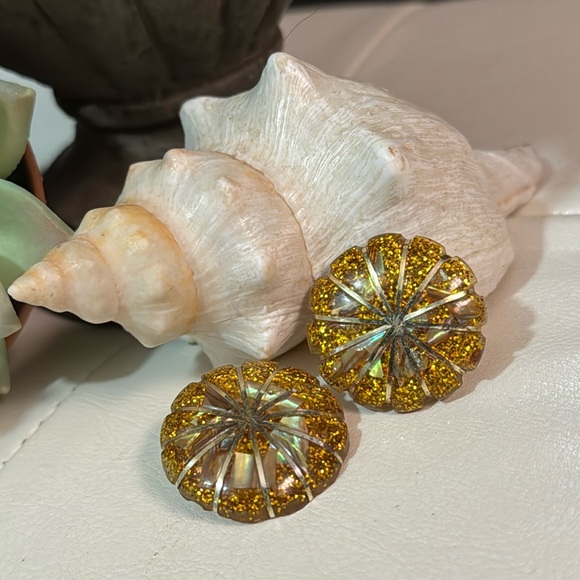 Vintage Clip On Earrings-Sparky Gold Toned Resin - Picture 2 of 15